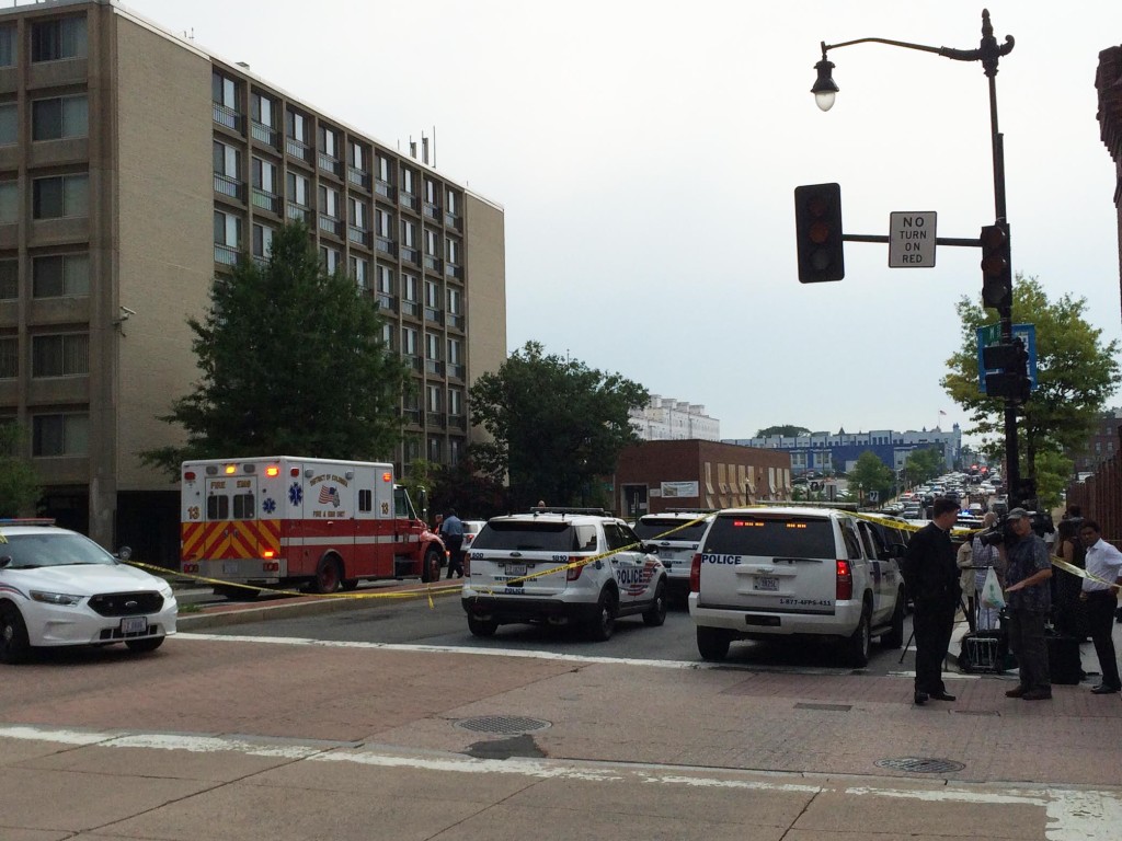Police barricaded M Street SE from the 400 to 1100 blocks following reports of gunfire at the Navy Yard Thursday. (Nikki McGee/MEDILL NSJI)